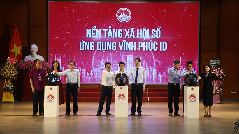 Các đại biểu bấm nút khai trương nền tảng xã hội số - Ứng dụng Vĩnh Phúc ID.