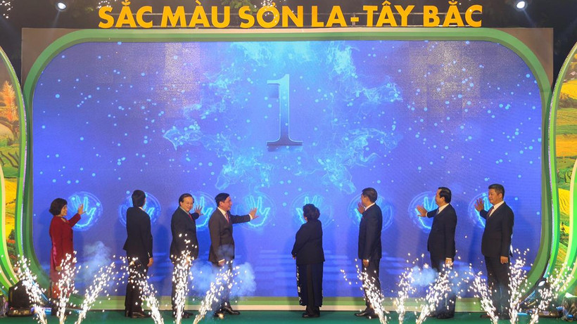 Các đại biểu khai mạc sự kiện “Sắc màu Sơn La–Tây Bắc”.