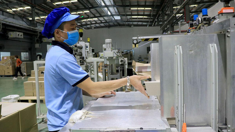 Sản xuất bao bì carton tại Công ty TNHH In bao bì YUTO Việt Nam, khu công nghiệp Quế Võ, tỉnh Bắc Ninh.
