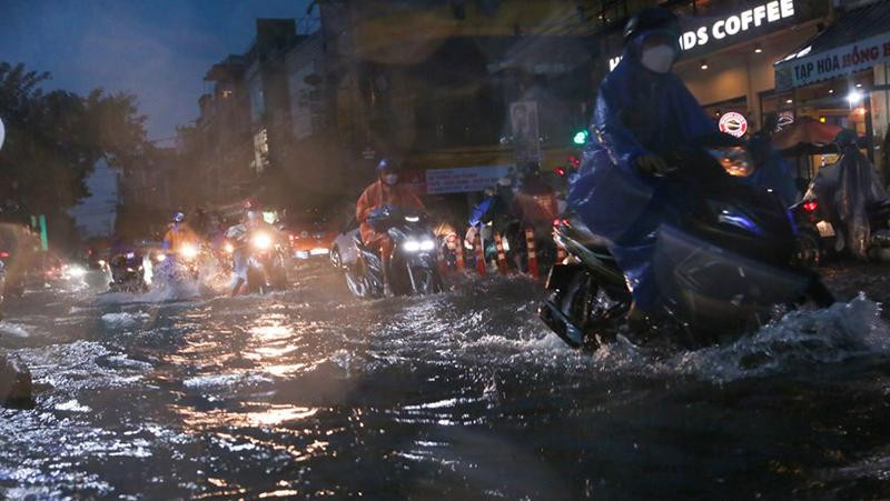 Đường Hùng Vương ngập sâu trong nước, gây khó khăn cho các phương tiện lưu thông. 