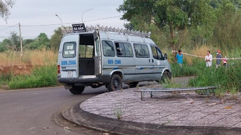 Ô-tô của cơ quan chức năng tới hiện trường chở thi thể nạn nhân đi.