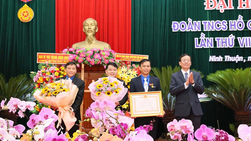 Thừa ủy quyền của Chủ tịch nước, đồng chí Nguyễn Đức Thanh, Ủy viên Trung ương Đảng, Bí thư Tỉnh ủy Ninh Thuận trao Huân chương Lao động hạng Ba cho Tỉnh đoàn Ninh Thuận.