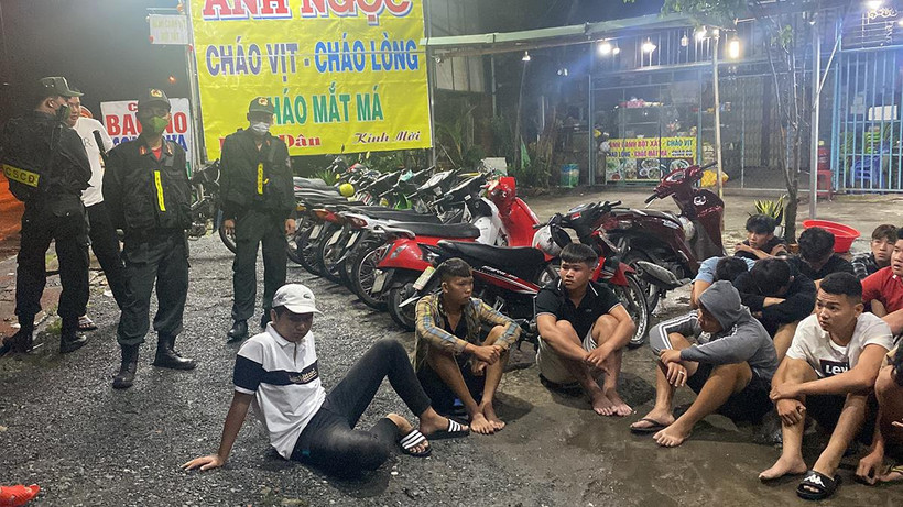 Đối tượng và phương tiện đua xe trái phép bị lực lượng công an Tiền Giang bắt giữ.
