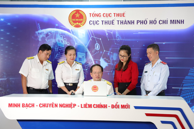 Lãnh đạo Cục thuế Thành phố Hồ Chí Minh nhấn nút quay số trúng thưởng “Hóa đơn may mắn đợt 2 chiều 10/2.