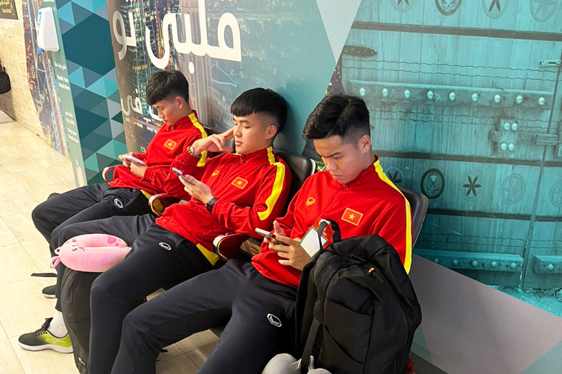 Các tuyển thủ U20 Việt Nam tranh thủ nghỉ ngơi tại sân bay. (Ảnh: VFF)
