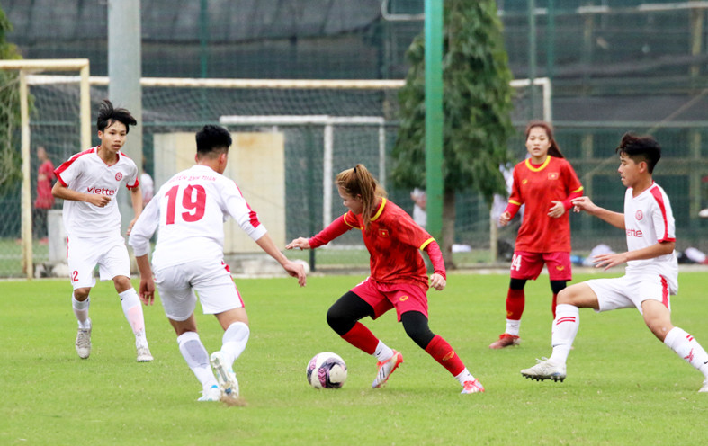 Các cầu thủ nam của U15 Viettel là bài thử chất lượng đối với các nữ tuyển thủ U20 Việt Nam. (Ảnh: VFF)