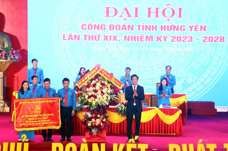 Bí thư Tỉnh ủy Hưng Yên tặng hoa và cờ thi đua cho lãnh đạo Công đoàn tỉnh Hưng Yên.