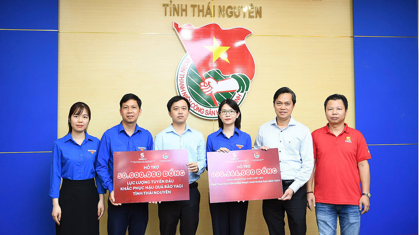 Đại diện Tỉnh đoàn Thái Nguyên tiếp nhận nguồn lực từ đoàn công tác.