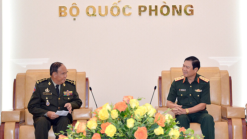 Thượng tướng Nguyễn Tân Cương (bên phải) trao đổi ý kiến với Đại tướng Mao Sophan tại buổi tiếp.