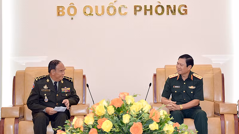 Thượng tướng Nguyễn Tân Cương (bên phải) trao đổi ý kiến với Đại tướng Mao Sophan tại buổi tiếp.