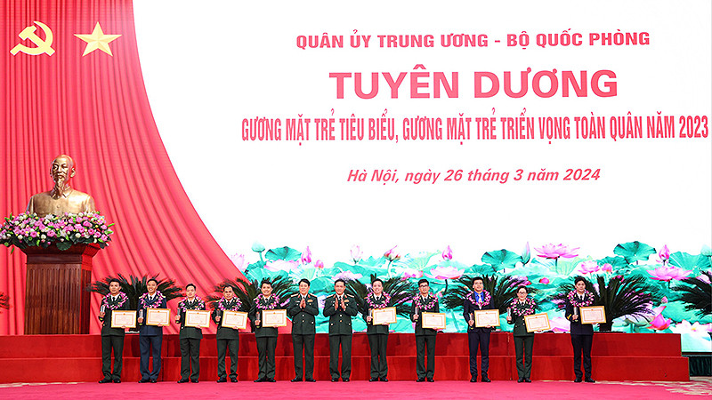 Đại tướng Lương Cường, Thượng tướng Vũ Hải Sản (thứ 6 và 7 từ trái sang) trao Bằng khen tặng 10 Gương mặt trẻ tiêu biểu toàn quân năm 2023.