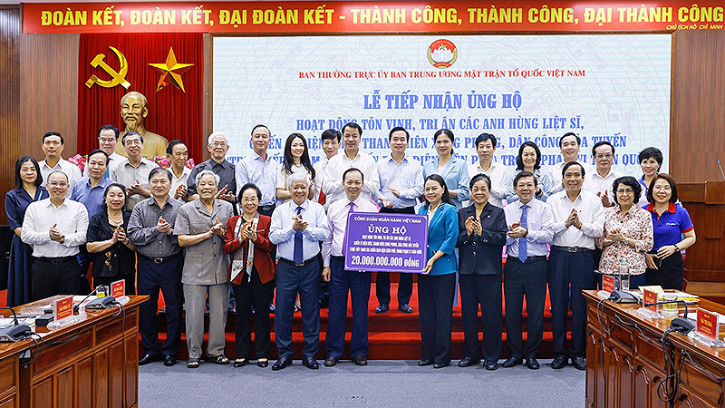 Đồng chí Đỗ Văn Chiến (thứ 8 từ phải sang, hàng đầu) cùng các đại biểu tại buổi lễ.