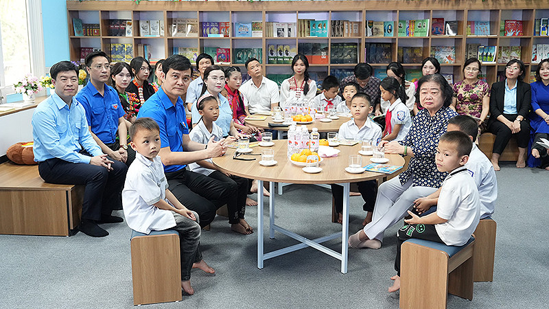 Các đồng chí Trương Mỹ Hoa, Bùi Quang Huy và đại diện các bộ, ngành, đoàn thể liên quan cùng thiếu nhi tại công trình. 