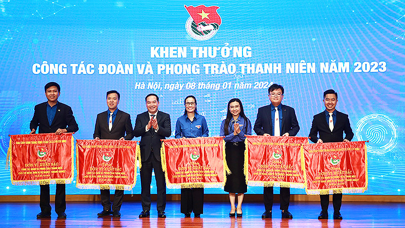 Phó Bí thư Đảng ủy Khối doanh nghiệp Trung ương Hồ Xuân Trường (thứ 3 từ trái sang) và Bí thư Trung ương Đoàn, Chủ tịch Hội đồng Đội Trung ương Nguyễn Phạm Duy Trang (thứ 5 từ trái sang) trao cờ thi đua tặng các đơn vị xuất sắc. 