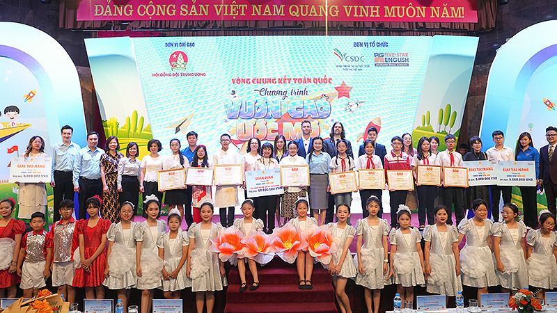 Đại diện Hội đồng Đội Trung ương và các đơn vị liên quan cùng các thí sinh giành giải cao tại Vòng chung kết chương trình "Vươn cao ước mơ".