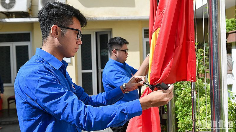 Đoàn viên, thanh niên Thủ đô treo cờ rủ tưởng nhớ Tổng Bí thư Nguyễn Phú Trọng.