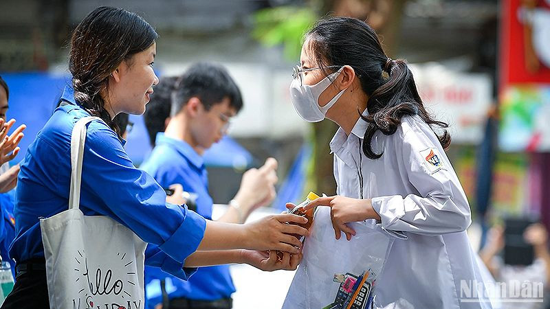 Tình nguyện viên chương trình "Tiếp sức mùa thi" hỗ trợ thí sinh trong kỳ thi tốt nghiệp trung học phổ thông.