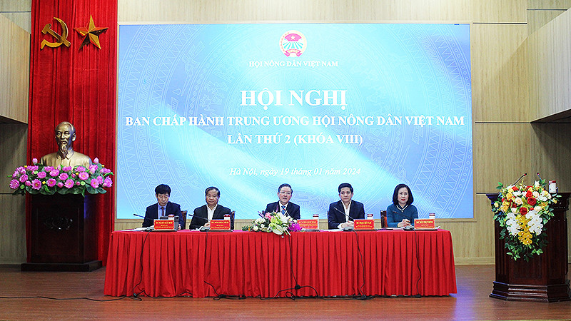 Chủ tịch Hội Nông dân Việt Nam Lương Quốc Đoàn (ở giữa) và các đồng chí chủ trì Hội nghị.