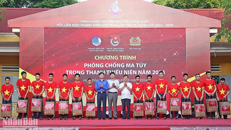 Đại diện Ban tổ chức chương trình trao quà tặng học viên Cơ sở cai nghiện ma túy Gia Minh (xã Gia Minh, huyện Thủy Nguyên, thành phố Hải Phòng).