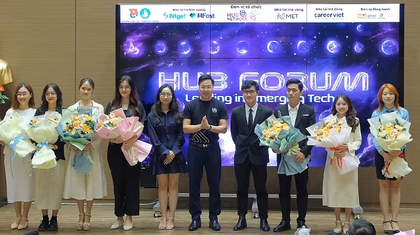 Đại diện Ban tổ chức chương trình tặng hoa chúc mừng các thành viên Mạng lưới Câu lạc bộ Khởi nghiệp, Đổi mới sáng tạo và Chuyển đổi số Thành phố Hồ Chí Minh. 