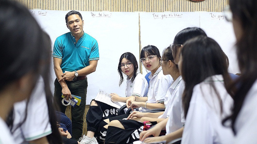 Các thành viên nòng cốt câu lạc bộ trẻ em gái nghiên cứu, thảo luận đề tài thuyết trình tại buổi lễ. 