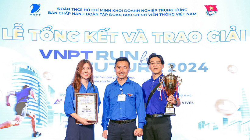 Bí thư Đoàn Thanh niên VNPT Nguyễn Quang Long, Trưởng Ban tổ chức Giải chạy, trao giải Nhất tập thể tặng đại diện VNPT Đắk Lắk.