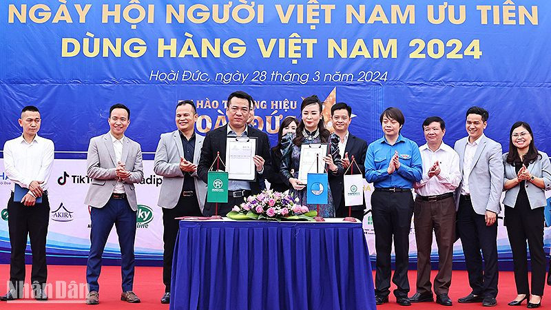 Đại diện các bên liên quan trao biên bản ký kết hợp tác tại Ngày hội. 