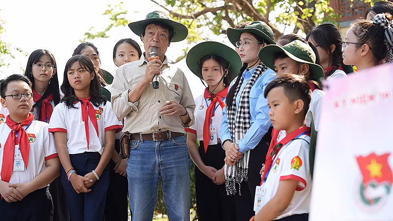 Ông Võ Điện Biên trò chuyện với các đại biểu Liên hoan "Chiến sĩ nhỏ Điện Biên" lần thứ 5 - năm 2024.