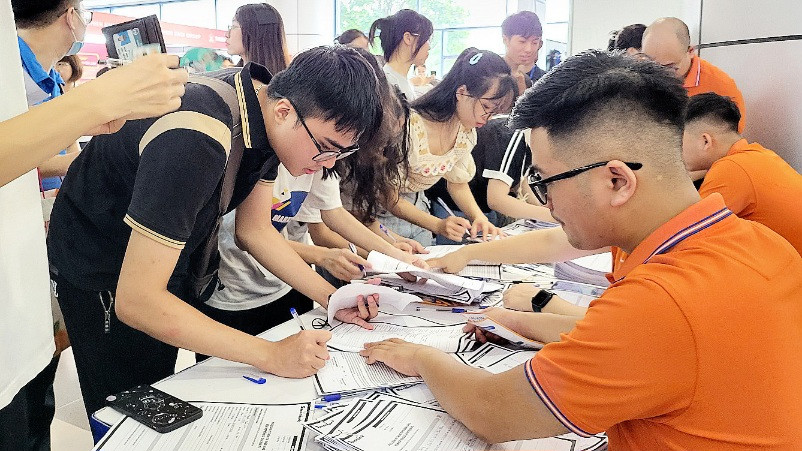 Sinh viên cung cấp thông tin để xây dựng hồ sơ tuyển dụng ngay tại Ngày hội. 