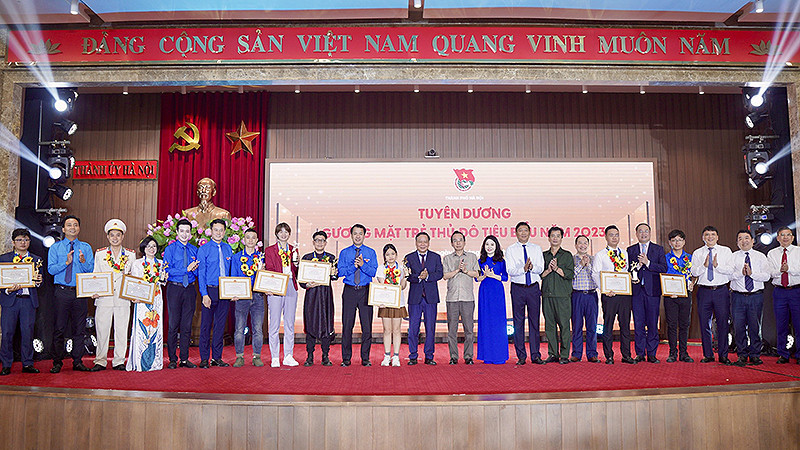 Đại diện các bộ, ban, ngành, đoàn thể trao Bằng khen tặng 10 Gương mặt trẻ Thủ đô tiêu biểu năm 2023 tại Ngày hội.