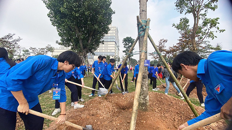 Đoàn viên, thanh niên Thủ đô trồng cây xanh hưởng ứng Tháng Thanh niên năm 2024.
