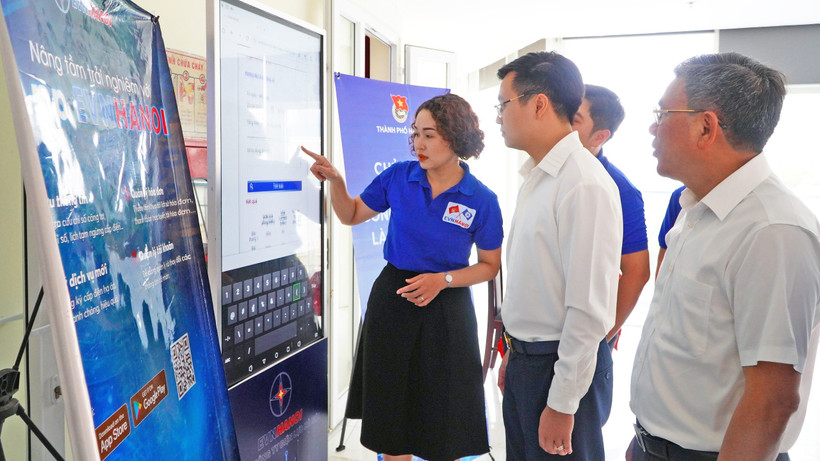 Các đại biểu giới thiệu những giải pháp tiết kiệm điện, phòng chống cháy nổ tại Hội thảo.