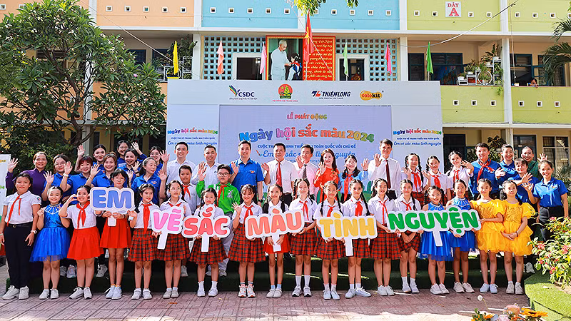 Đại diện Hội đồng Đội Trung ương và các đơn vị liên quan cùng thiếu nhi địa phương tại Lễ phát động "Ngày hội sắc màu" năm 2024.