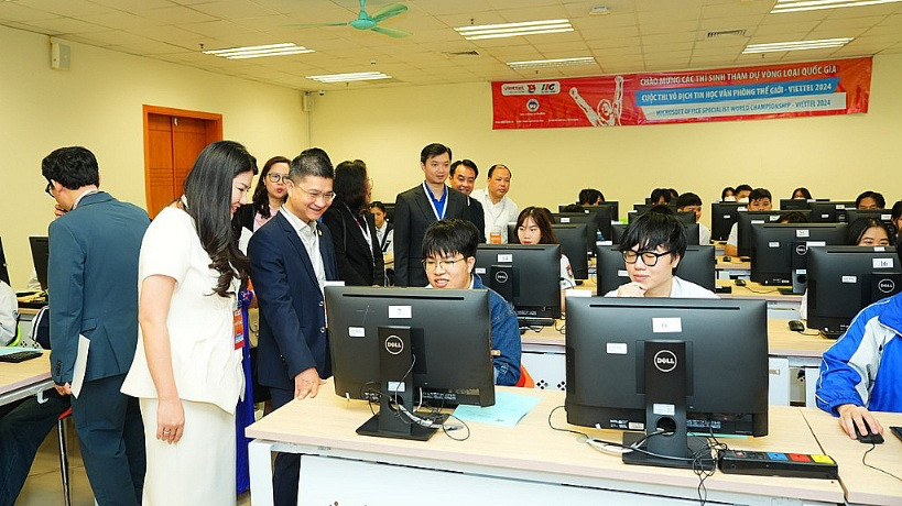 Đại diện các bộ, ban, ngành, đoàn thể tham quan, động viên thí sinh tranh tài sau buổi lễ. 