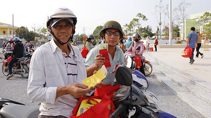 Người dân có hoàn cảnh khó khăn sau khi tham gia trò chơi hái lộc trong khuôn khổ chương trình "Tết sẻ chia, năm Rồng khởi sắc".