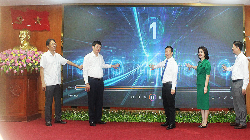 Các đại biểu thực hiện nghi thức phát động Cuộc thi viết "Vượt lên số phận" lần thứ 7.