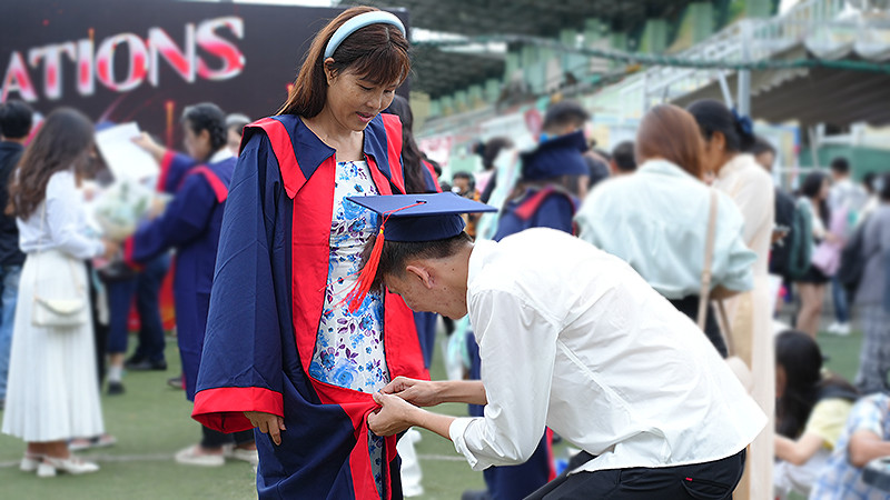 Một bạn trẻ hoàn thành ước mơ được khoác áo cử nhân của mẹ mình tại buổi lễ.