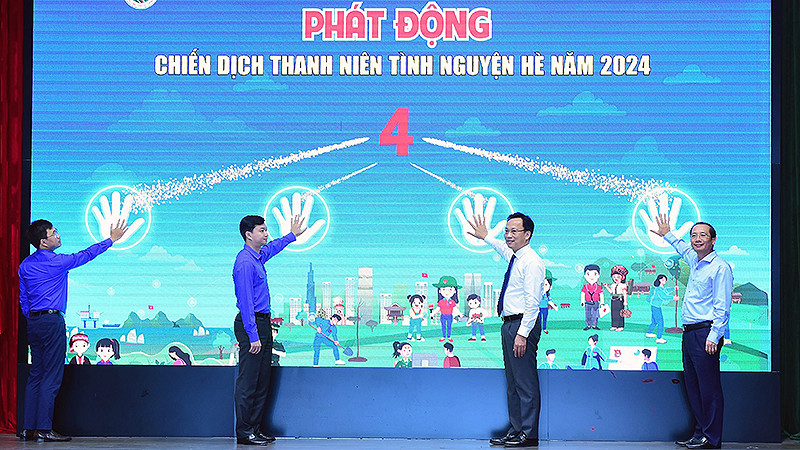 Đại diện Trung ương Đoàn, Đảng ủy, Đoàn Khối các cơ quan Trung ương và các đơn vị liên quan thực hiện nghi thức phát động Chiến dịch.