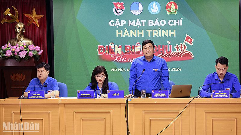 Trưởng Ban Tuyên giáo Trung ương Đoàn Nguyễn Thái An (đứng) và các Phó Chủ tịch Thường trực Hội Liên hiệp Thanh niên Việt Nam, Hội Sinh viên Việt Nam, Hội đồng Đội Trung ương trao đổi thông tin về Hành trình. 