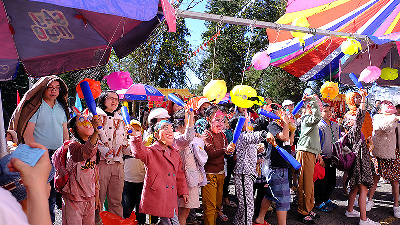 Thiếu nhi Lâm Đồng có hoàn cảnh khó khăn hân hoan vui chơi tại chương trình.