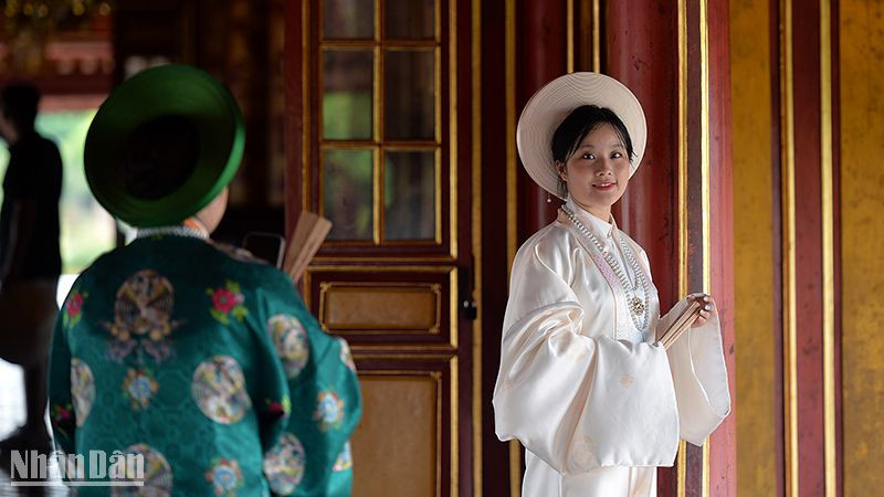 Đại nội Huế (thuộc quần thể di tích Cố đô Huế) luôn là địa điểm được các bạn trẻ ưa chuộng, lựa chọn để lưu lại những khoảnh khắc đẹp cùng cổ phục dân tộc.