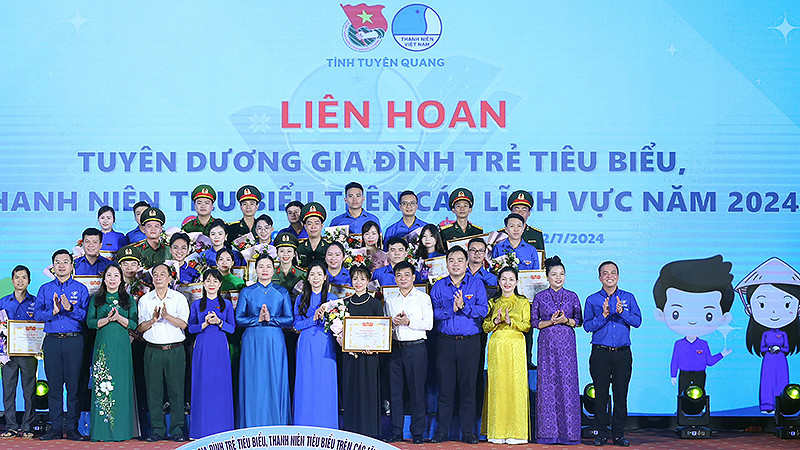 Ban tổ chức tuyên dương các cá nhân tiêu biểu tại liên hoan.