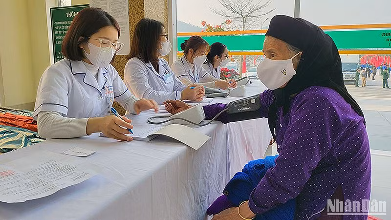 Thầy thuốc trẻ tình nguyện khám bệnh cho người dân vùng cao. 