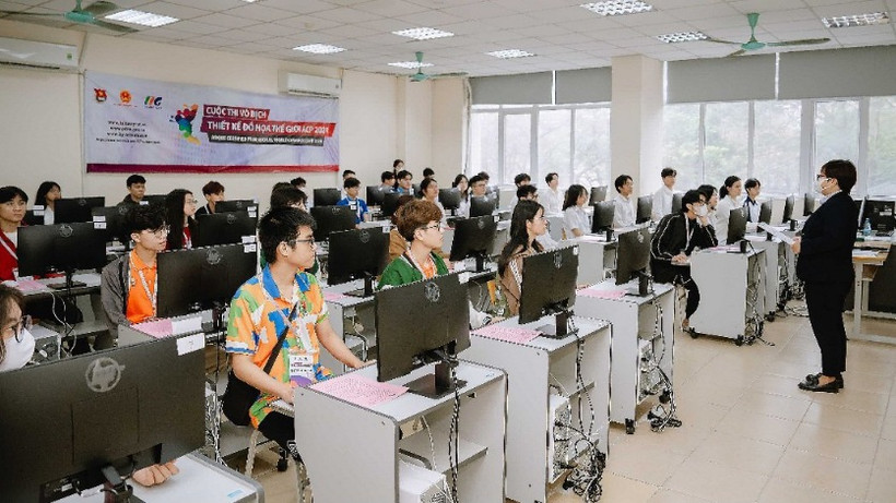 Các thí sinh tại Hà Nội chuẩn bị bước vào tranh tài sau buổi lễ. 