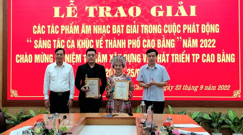 Ban Tổ chức trao giải cho 2 tác giả có ca khúc đoạt giải B.
