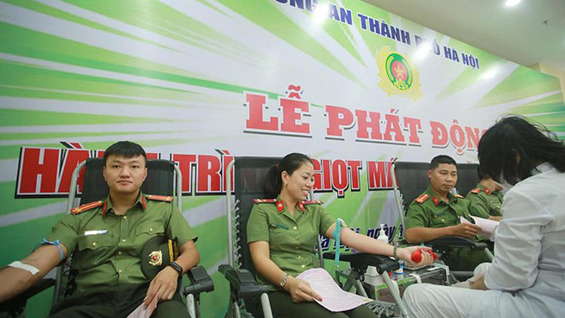 Các cán bộ, chiến sĩ Công an Thủ đô hiến máu tình nguyện hưởng ứng Lễ phát động “Hành trình giọt máu nghĩa tình năm 2022”.