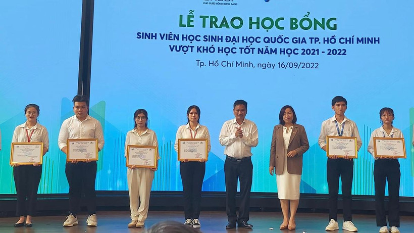 Sinh viên, học sinh Đại học Quốc gia Thành phố Hồ Chí Minh vượt khó, học tốt năm học 2021-2022 nhận học bổng. 