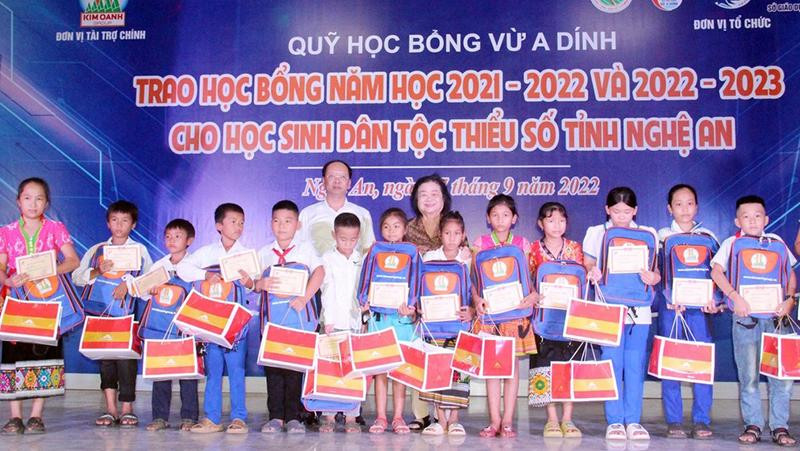 Đồng chí Trương Mỹ Hoa trao tặng các suất học bổng Vừ A Dính cho các em học sinh. (Ảnh: THANH QUỲNH)