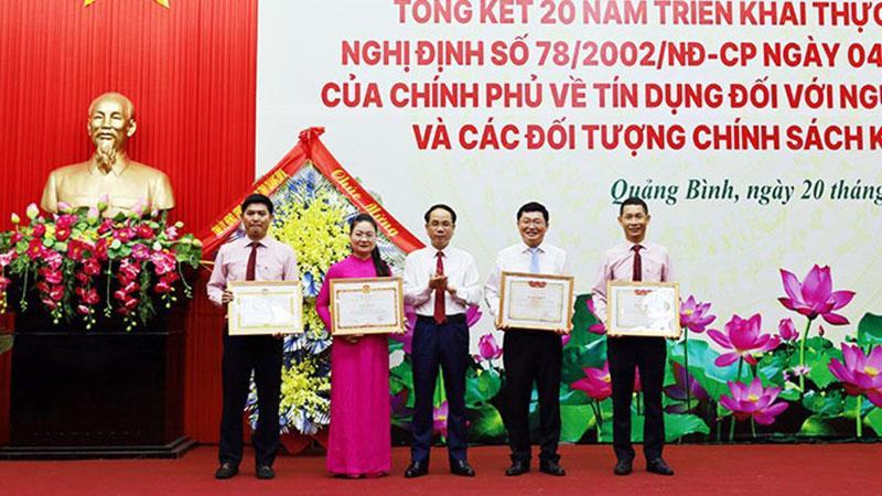 Lãnh đạo tỉnh Quảng Bình tặng bằng khen cho các cá nhân có thành tích xuất sắc trong thực hiện chương trình tín dụng chính sách xã hội.