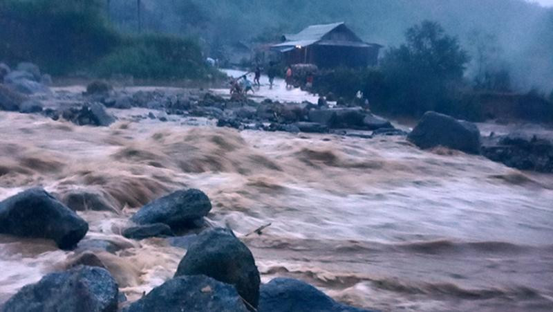 Nước lũ làm ách tắc giao thông tại xã Phong Dụ Thượng, huyện Văn Yên (Yên Bái).